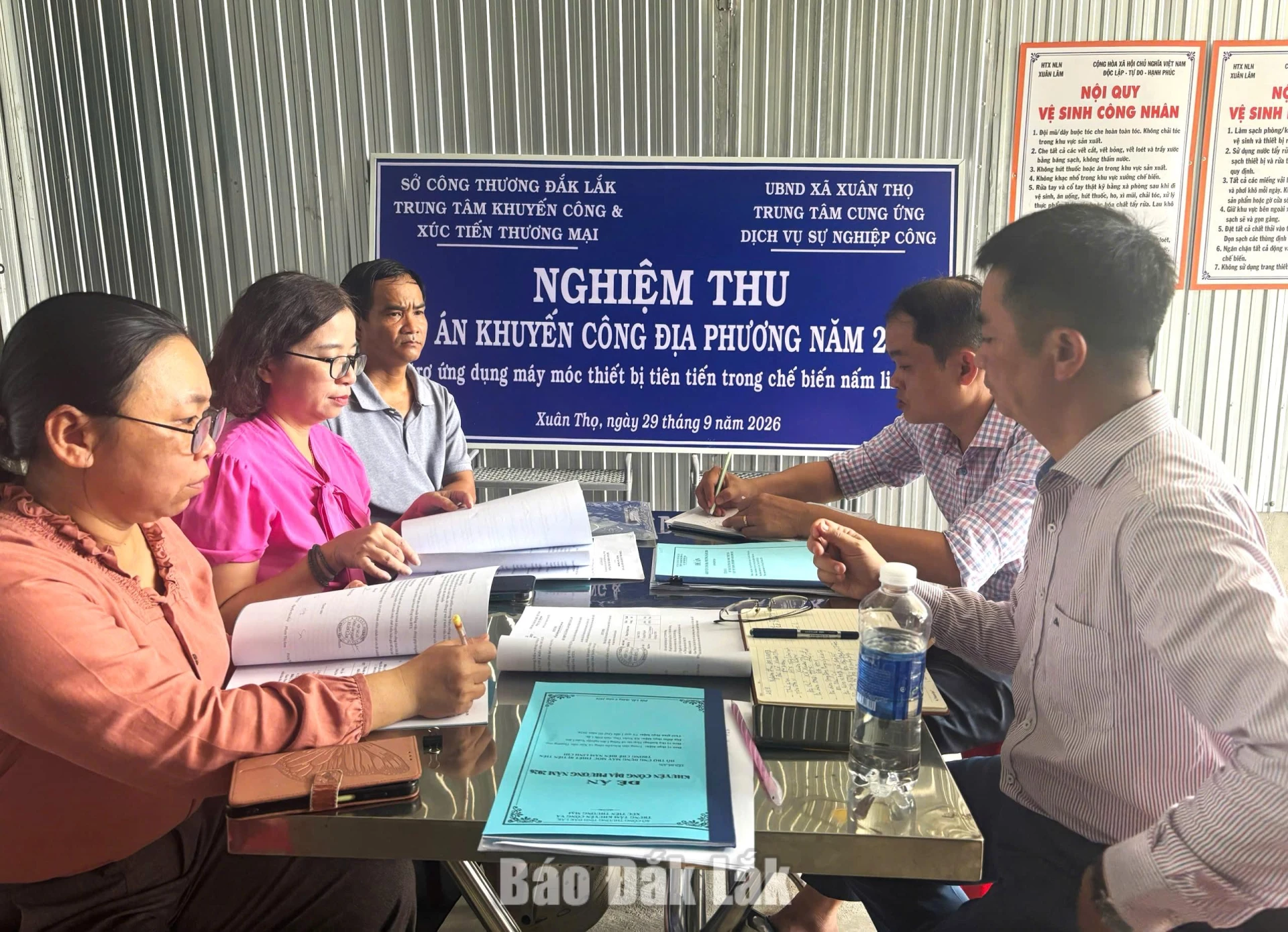 Các thành viên Đoàn nghiệm thu đề án tại Hợp tác xã (HTX) Nông, lâm nghiệp Xuân Lâm (xã Xuân Thọ). 