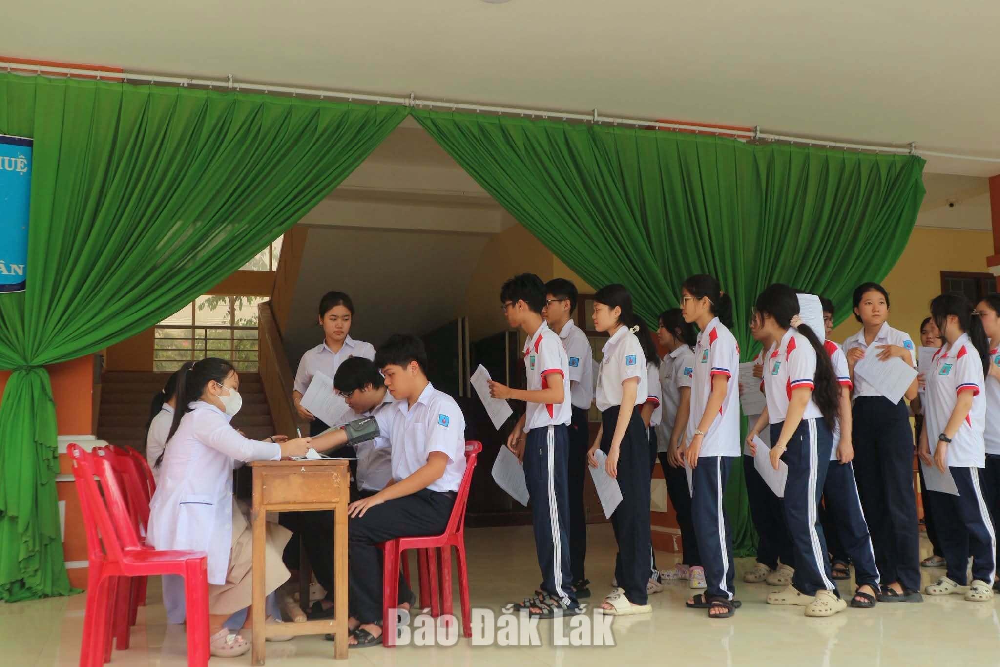 Phường Tuy Hòa kiểm tra sức khỏe cho hơn 25.000 học sinh 1 Học sinh được kiểm tra sức khỏe nhằm phát hiện sớm các vấn đề bất thường và kịp thời tư vấn, theo dõi.