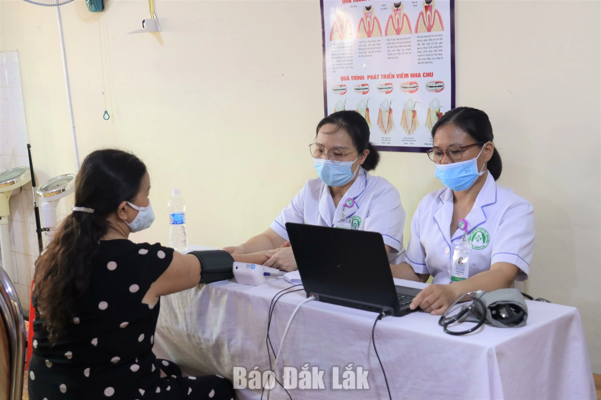 Người dân phường Ea Kao tham gia khám sức khỏe tại điểm khám Bệnh viện Đại học Tây Nguyên.