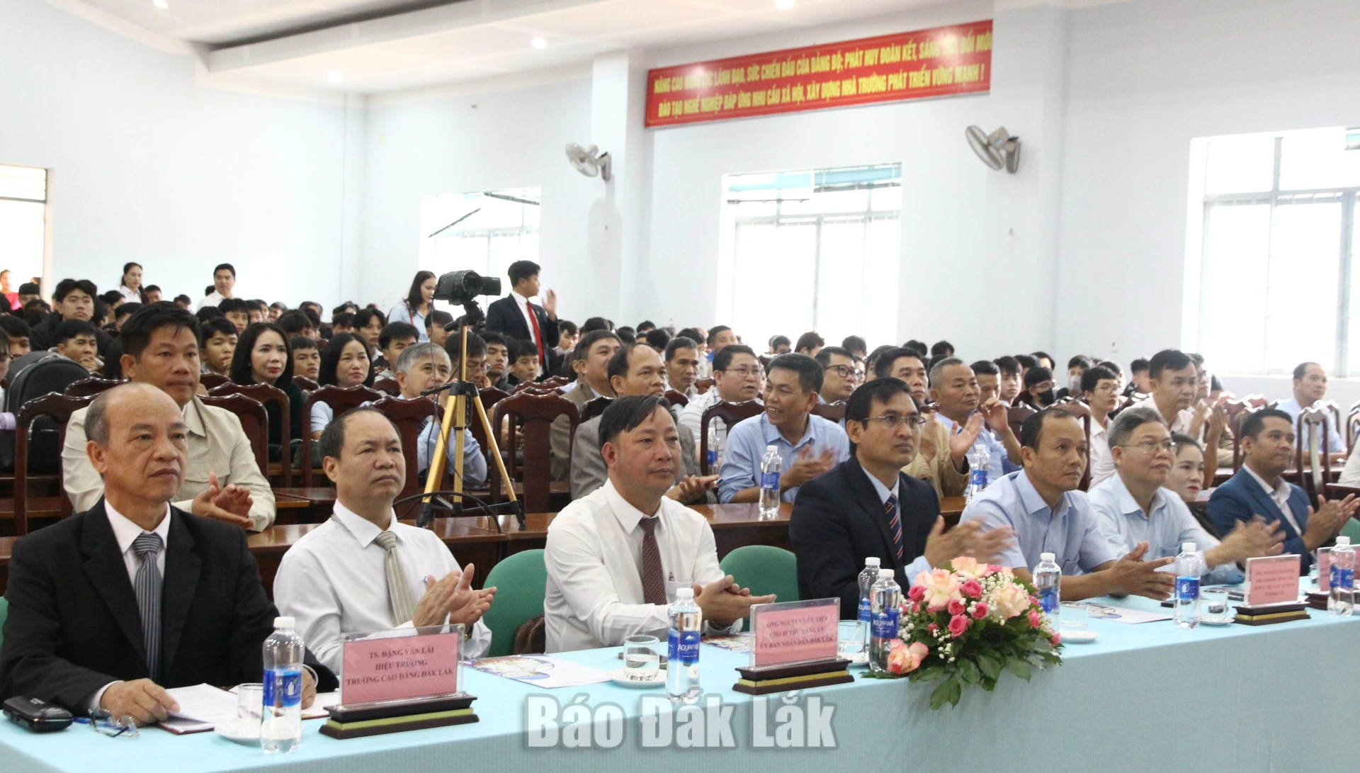 Trường Cao đẳng Đắk Lắk khai giảng năm học 2026 – 2027 1 Các đại biểu và học sinh, sinh viên tham dự lễ khai giảng.