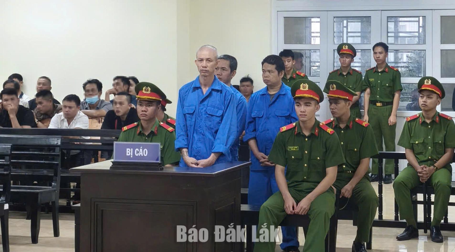 Các bị cáo tại phiên tòa sơ thẩm hình sự. 