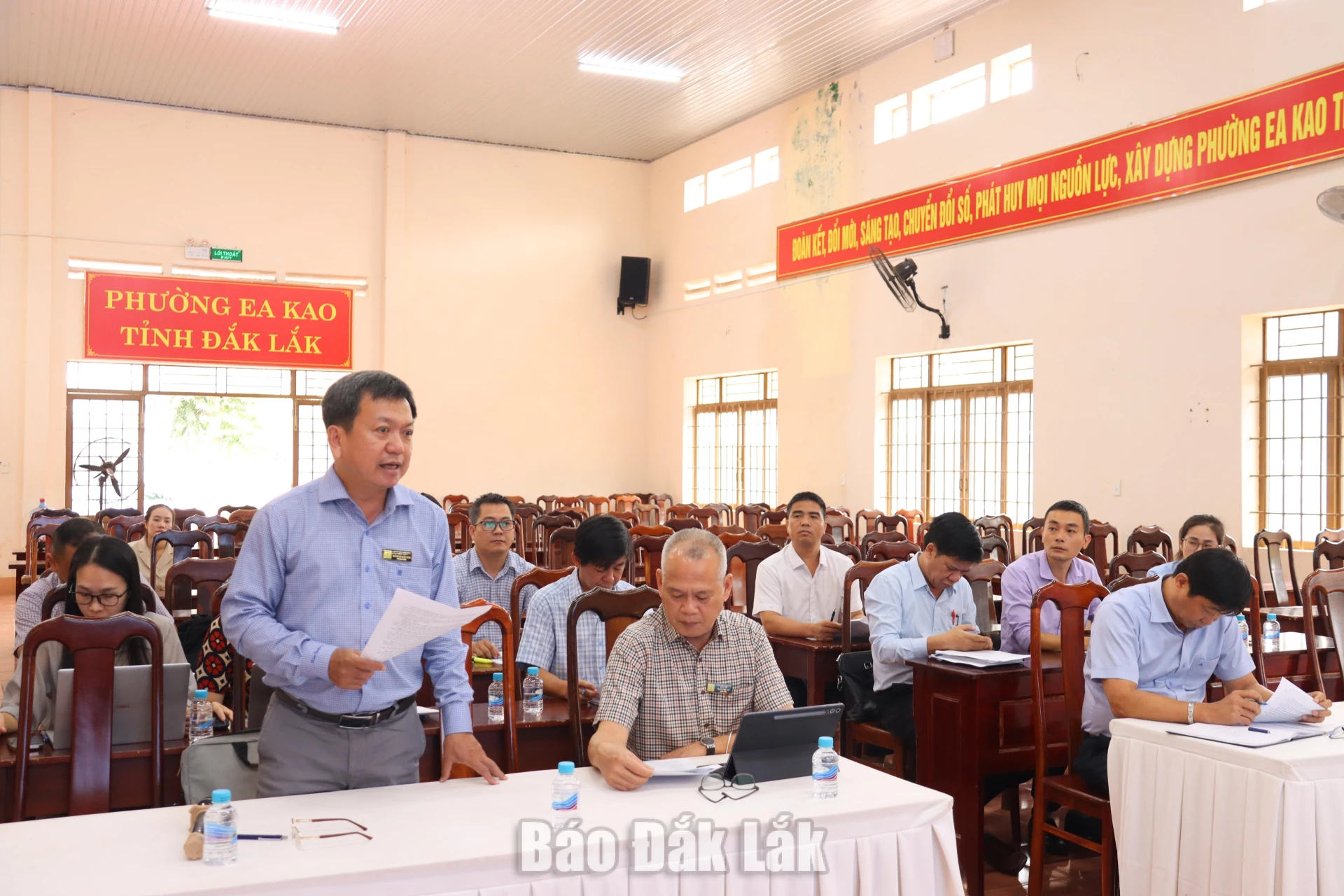 Sở Y tế làm việc với phường Ea Kao về công tác phòng, chống sốt xuất huyết 1 Phó Giám đốc Sở Y tế Huỳnh Lê Xuân Bích trao đổi về công tác phòng, chống dịch và các nhiệm vụ y tế tại buổi làm việc.