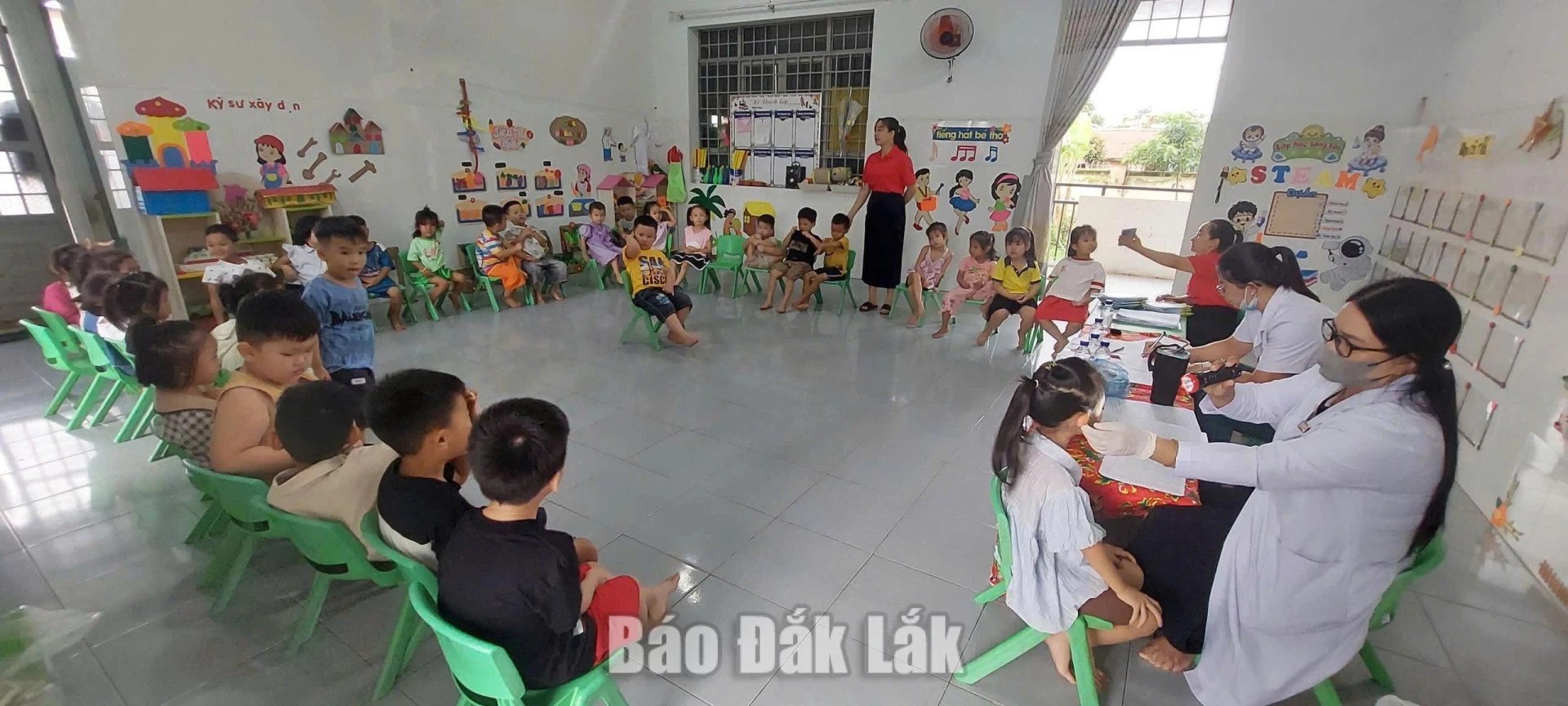 Trẻ được kiểm tra sức khỏe nhằm phát hiện sớm các bệnh lý và bất thường về thể chất, dinh dưỡng, phát triển.