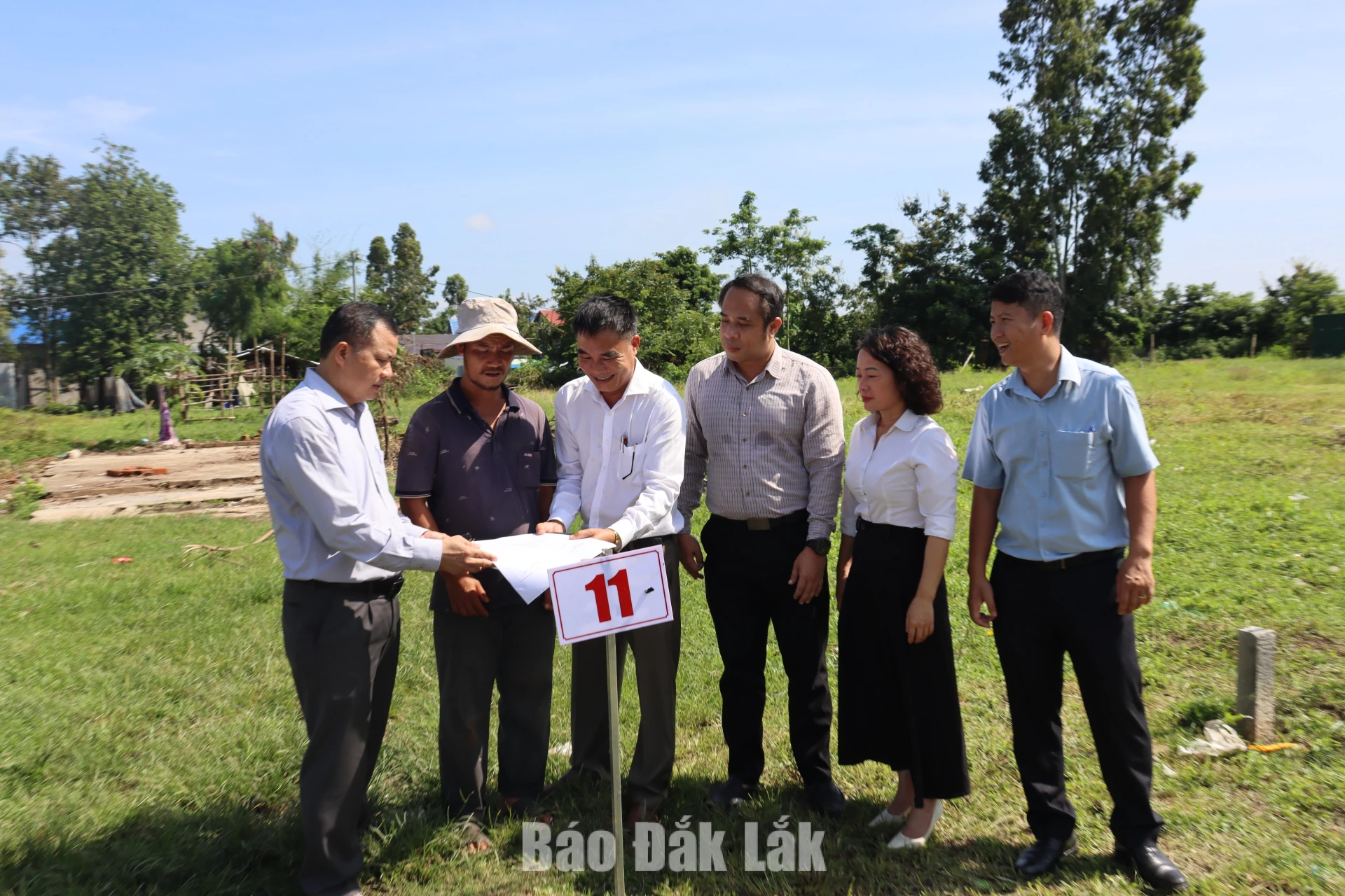 Lãnh đạo xã Dray Bhăng khảo sát thực tế khu vực bố trí đất ở cho các hộ đồng bào dân tộc thiểu số thuộc diện được hỗ trợ. 