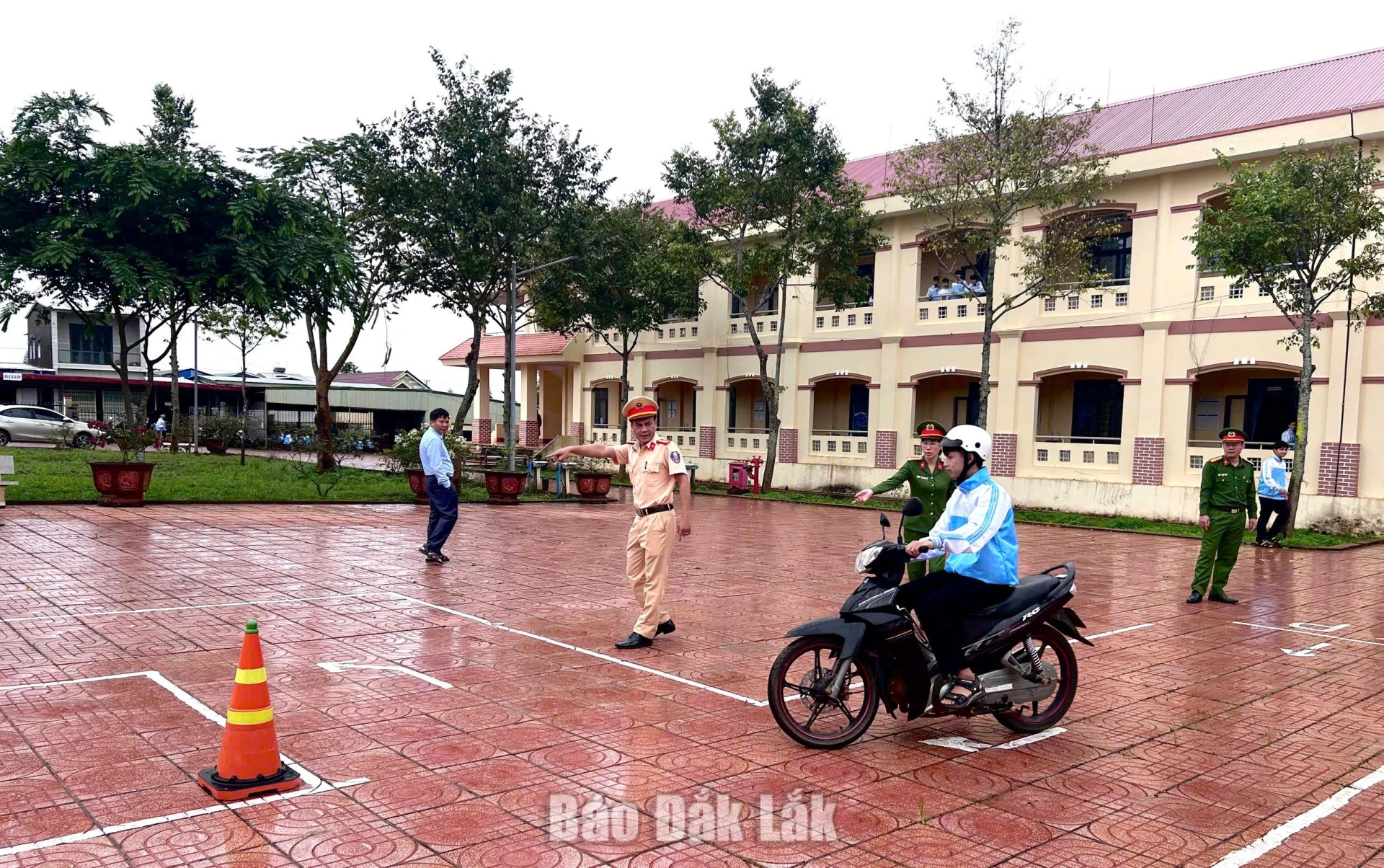 Tuyên truyền an toàn giao thông tại Trường THPT số 1 Tôn Đức Thắng 1 Học sinh được thực hành lái xe an toàn.