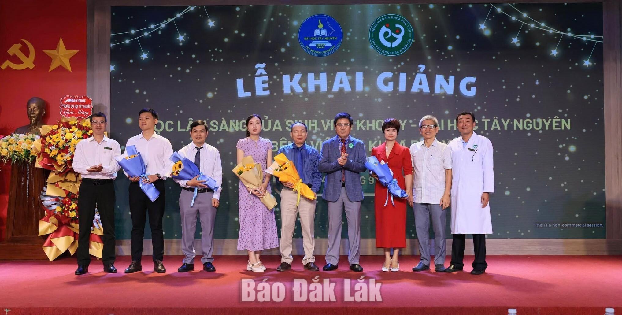 Sinh viên y khoa Đại học Tây Nguyên thực hành lâm sàng tại Bệnh viện Đa khoa Phú Yên 1 Đại diện Bệnh viện Đa khoa Phú Yên tặng hoa Khoa Y Dược, Trường Đại học Tây Nguyên, đơn vị có sinh viên đến thực hành lâm sàng tại bệnh viện.