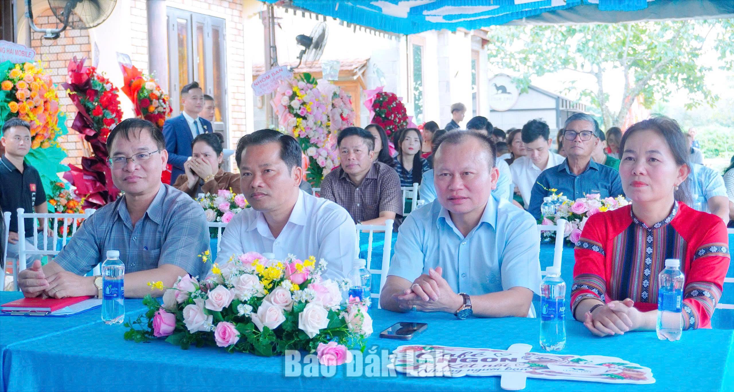 Xã Ea Kar: Ra mắt Hợp tác xã Nông nghiệp Sản xuất Thương mại và Dịch vụ Cà phê Chồn Lê Sơn 1 Các đại biểu tham dự lễ ra mắt.