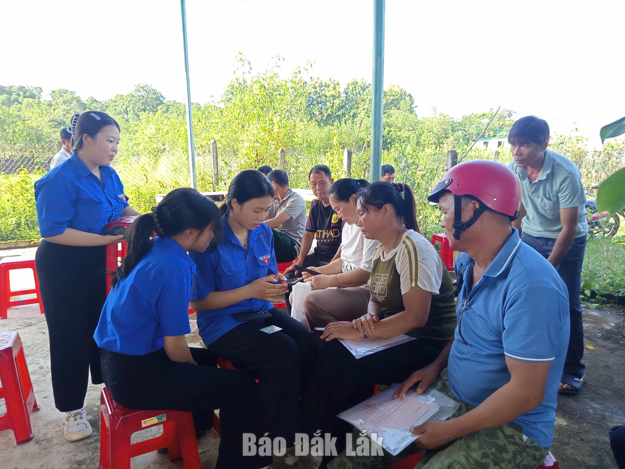 Tuổi trẻ nối nhịp cầu hành trình số 2 Các đội hình Thanh niên số trực tiếp hỗ trợ người dân tại cơ sở.