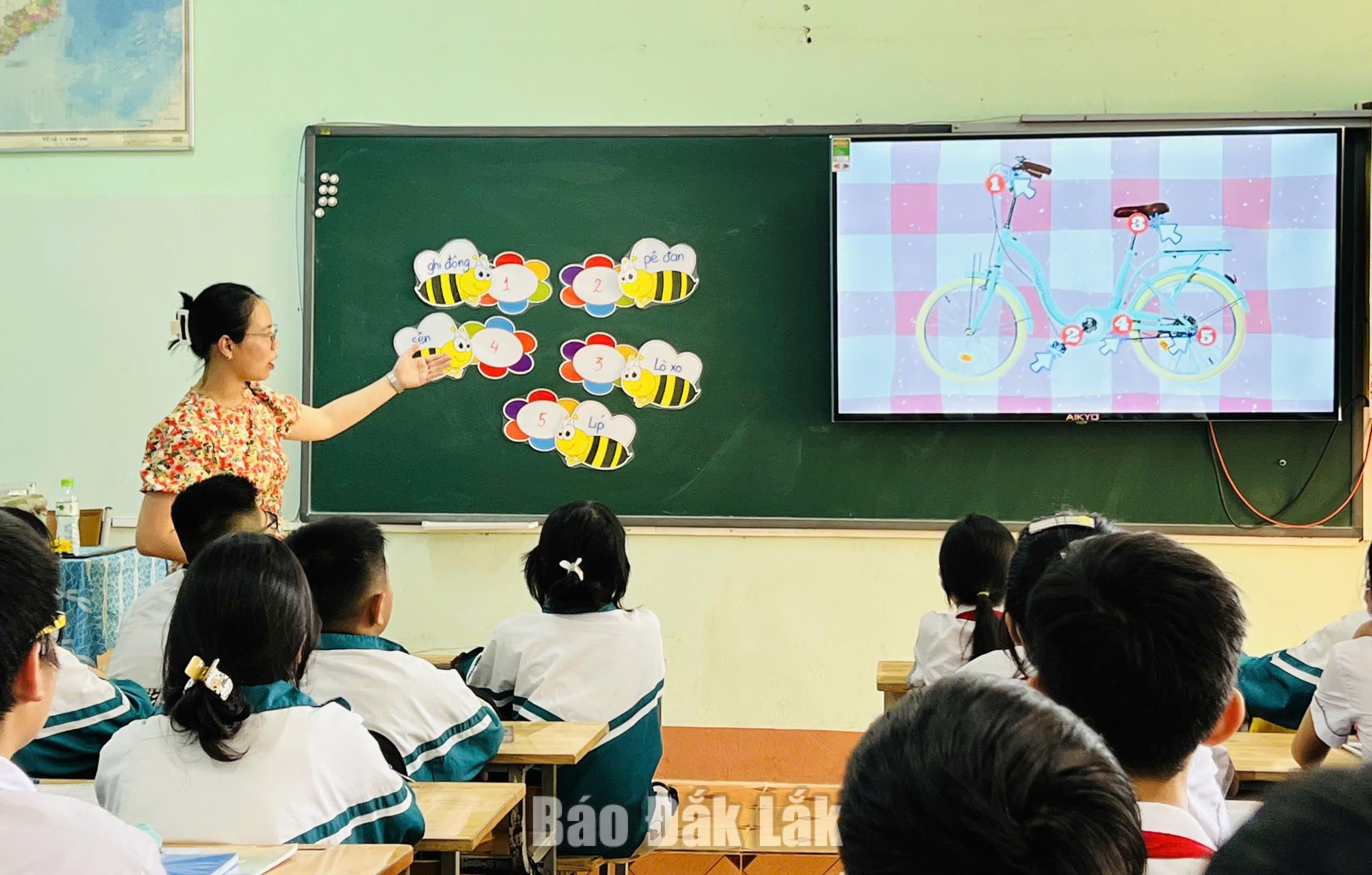 Cô Chu Thị Hồng Yến ứng dụng AI thiết kế bài giảng giúp học sinh dễ tiếp thu. 