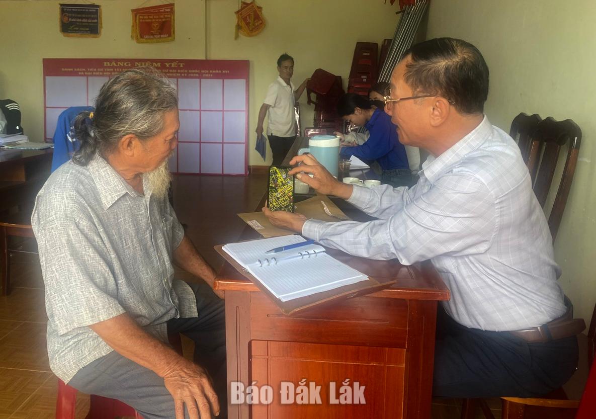 Cụ thể hóa các mục tiêu, nhiệm vụ phong trào “Bình dân học vụ số” 1 Tổ Công nghệ số cộng đồng thôn Đoàn Kết, xã Cuôr Đăng hướng dẫn kỹ năng số cho người dân.