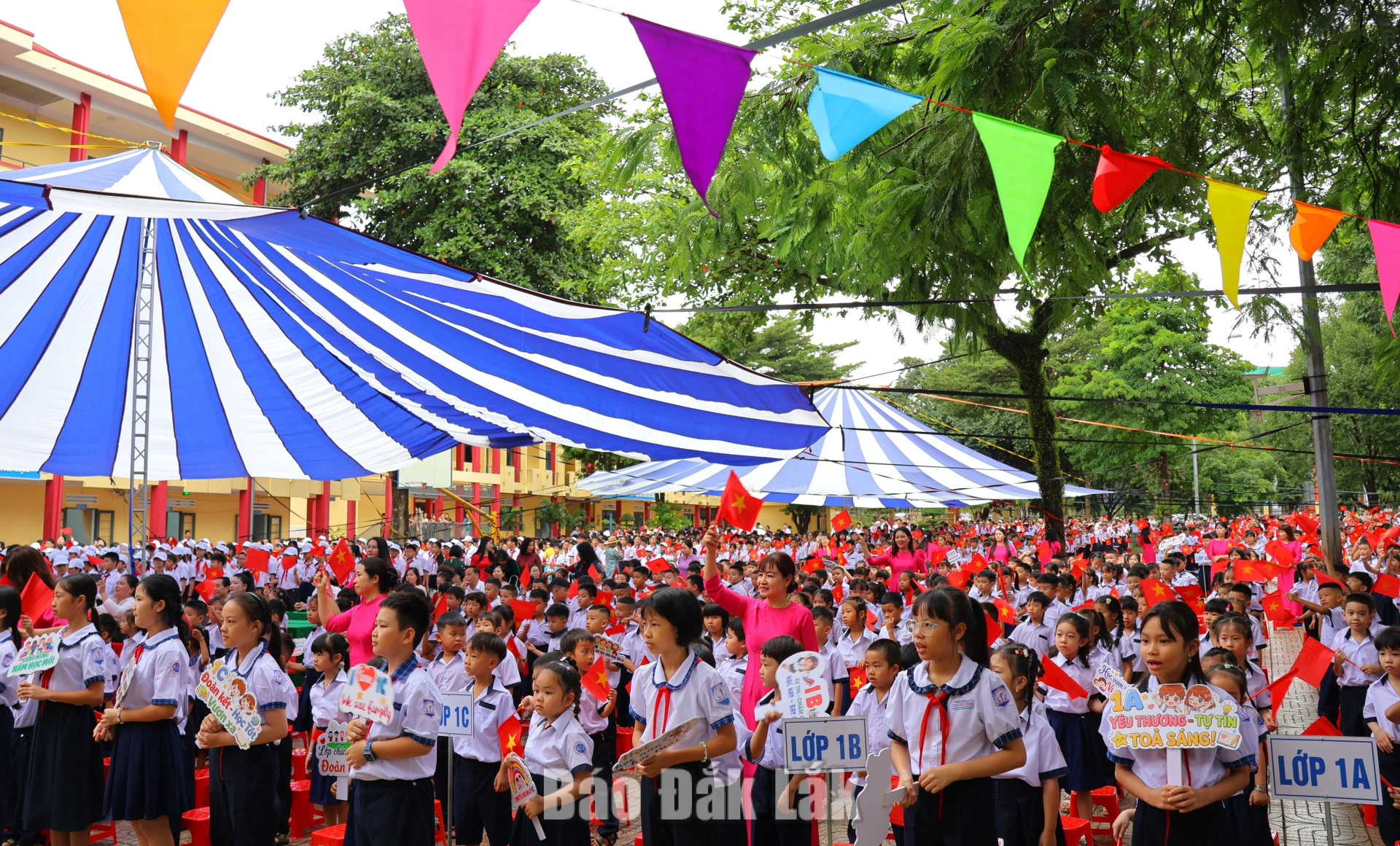 Học sinh Trường TH&THCS Phan Chu Trinh hân hoan chào mừng năm học mới.