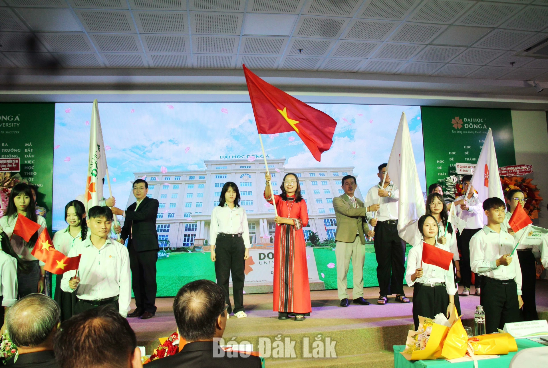 TS. Hà Thị Như Hằng, Phó Giám đốc phụ trách Trường Đại học Đông Á phân hiệu Đắk Lắk phát cờ phát động cho năm học mới 2026-2027.