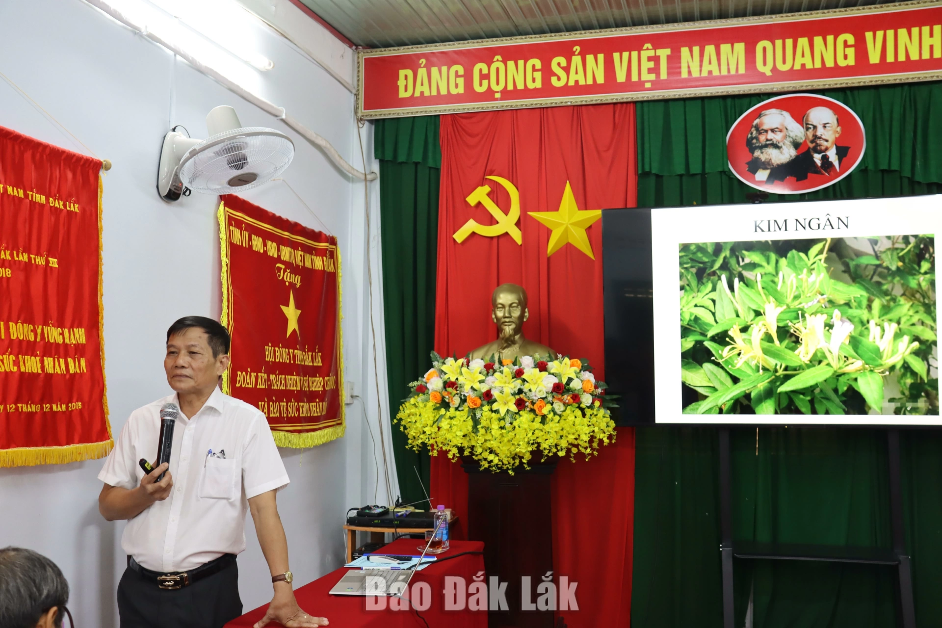 Tập huấn nhận biết, sử dụng cây thuốc Nam cho hơn 70 hội viên Hội Đông y tỉnh 2 ThS, Lương y đa khoa Võ Thuận Hóa, Chủ tịch Hội Đông y tỉnh Đắk Lắk chia sẻ kiến thức về nhận biết và sử dụng cây thuốc Nam tại lớp tập huấn.
