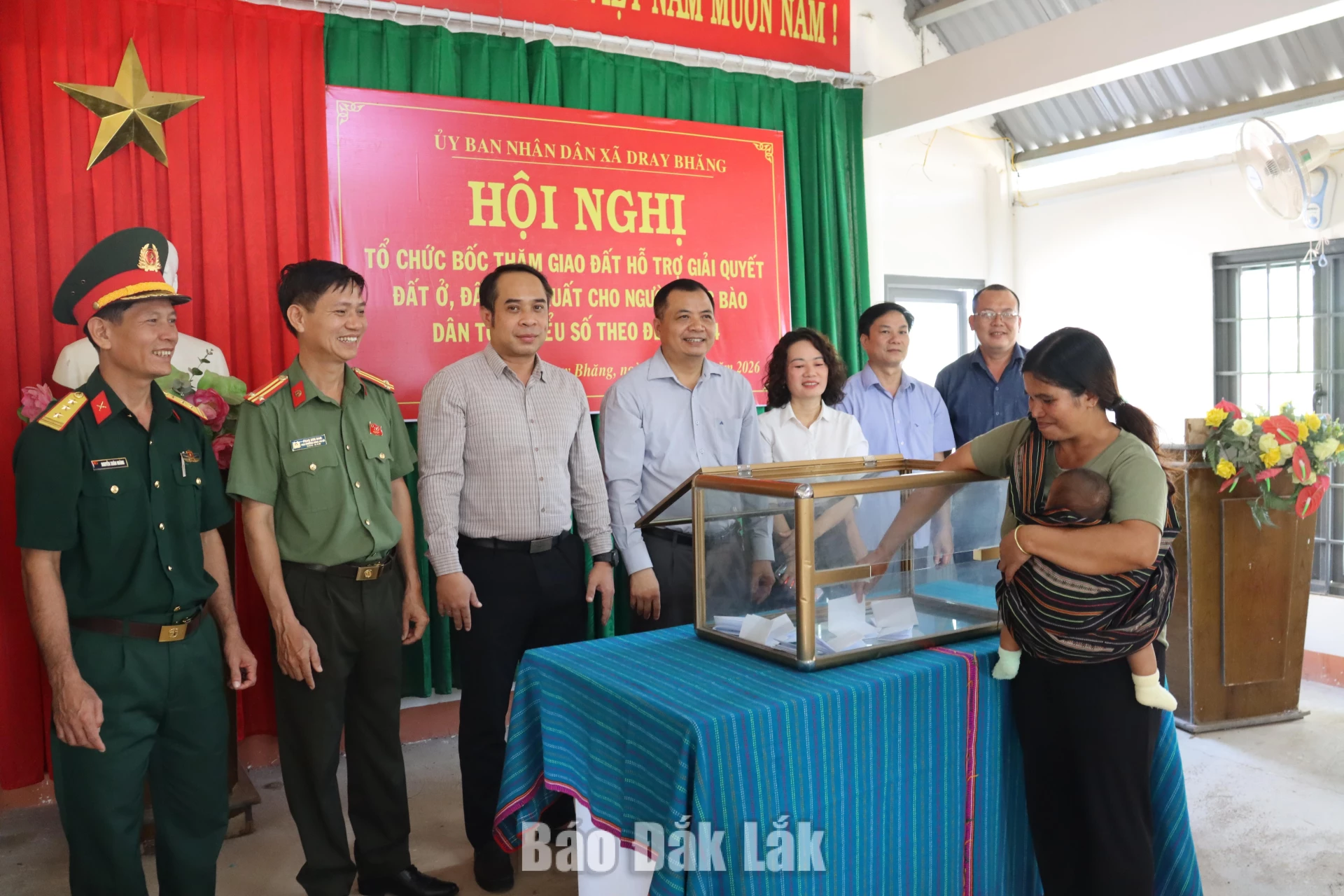 Các hộ đồng bào dân tộc thiểu số tại xã Dray Bhăng bốc thăm vị trí đất ở được hỗ trợ theo Đề án 104, bảo đảm công khai, minh bạch. 
