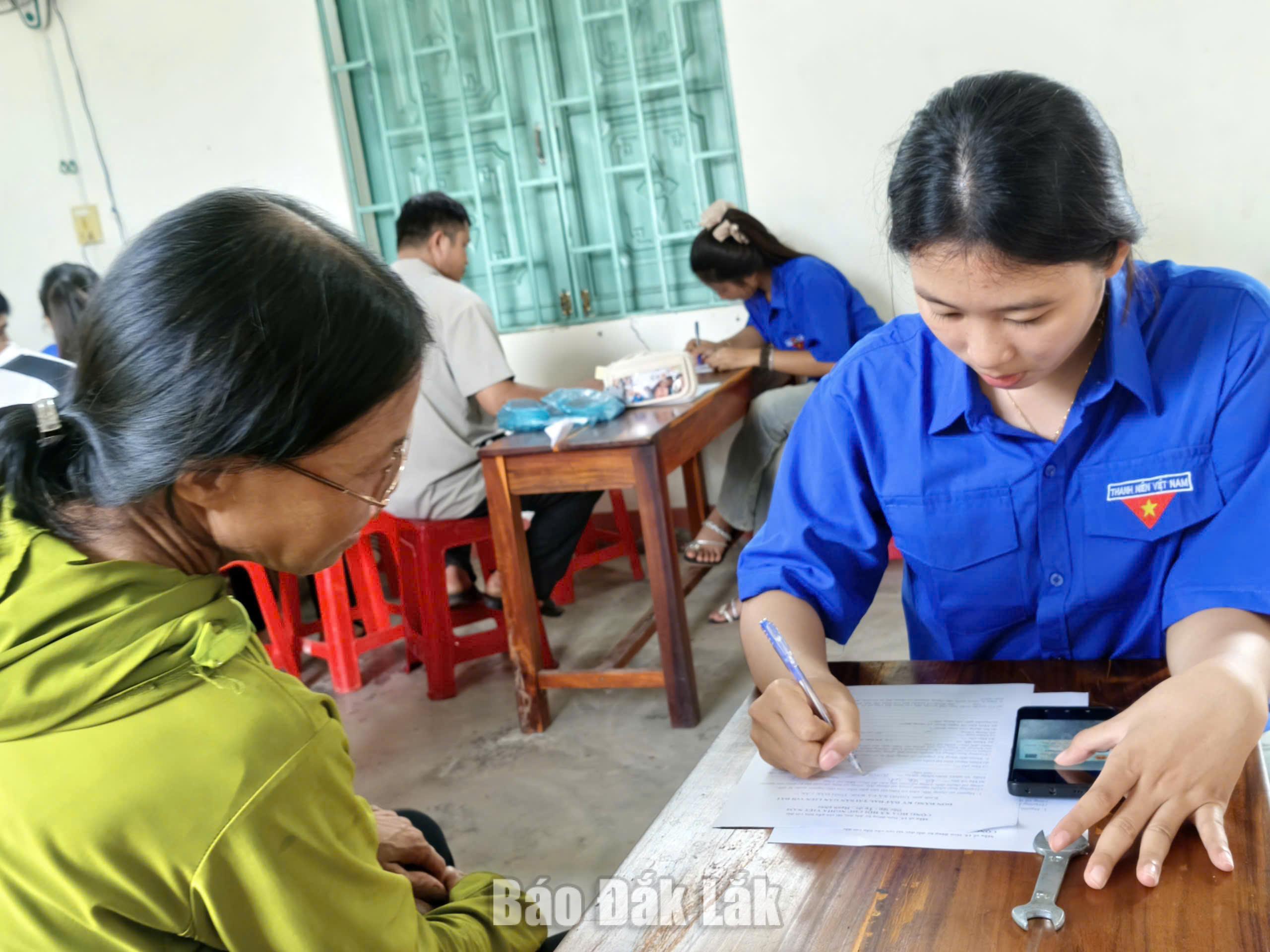Tuổi trẻ nối nhịp cầu hành trình số 3 Em Hoàng Thị Mai Thư hướng dẫn người dân khôi phục mật khẩu và sử dụng các tính năng trên VNeID.