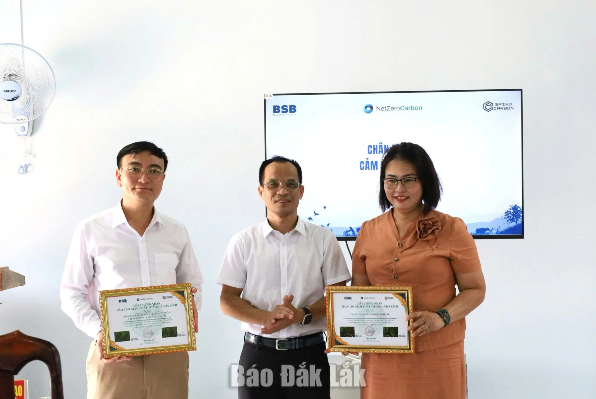 Hiệu quả kép từ mô hình canh tác lúa giảm phát thải khí nhà kính 3 trâo chứng nhaạn