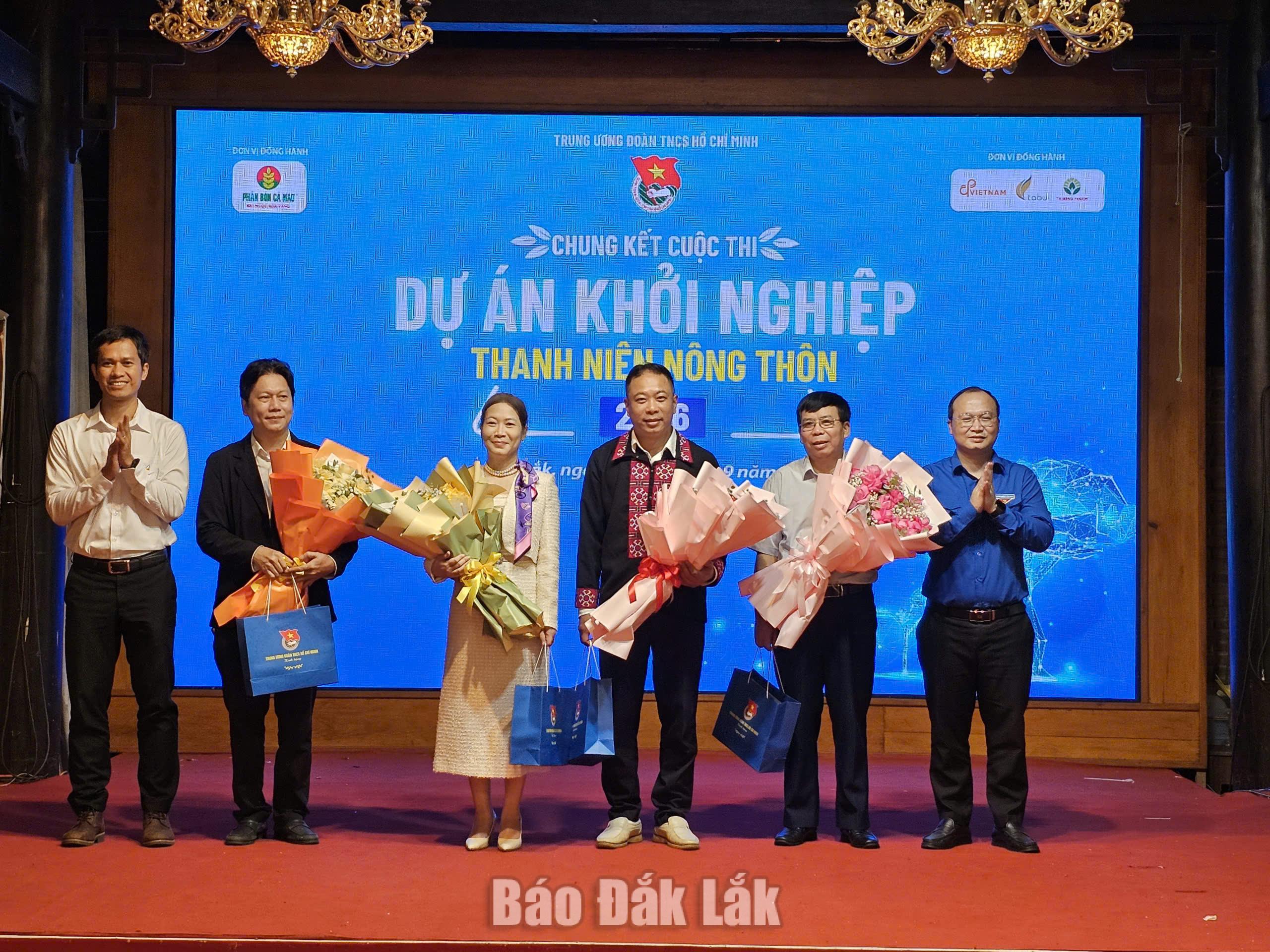 29 dự án tiêu biểu của thanh niên nông thôn tranh tài tại Vòng chung kết khởi nghiệp 2026 2 Ban tổ chức cuộc thi trao hoa và qua cho Ban Giám khảo vòng Chung kết cuộc thi.