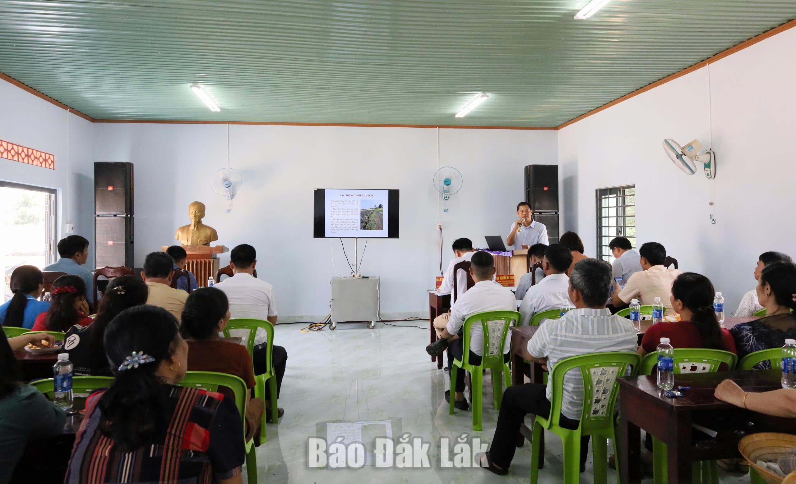 Hiệu quả kép từ mô hình canh tác lúa giảm phát thải khí nhà kính 2 Các đại biểu nghe báo cáo kết quả thực hiện mô hình.