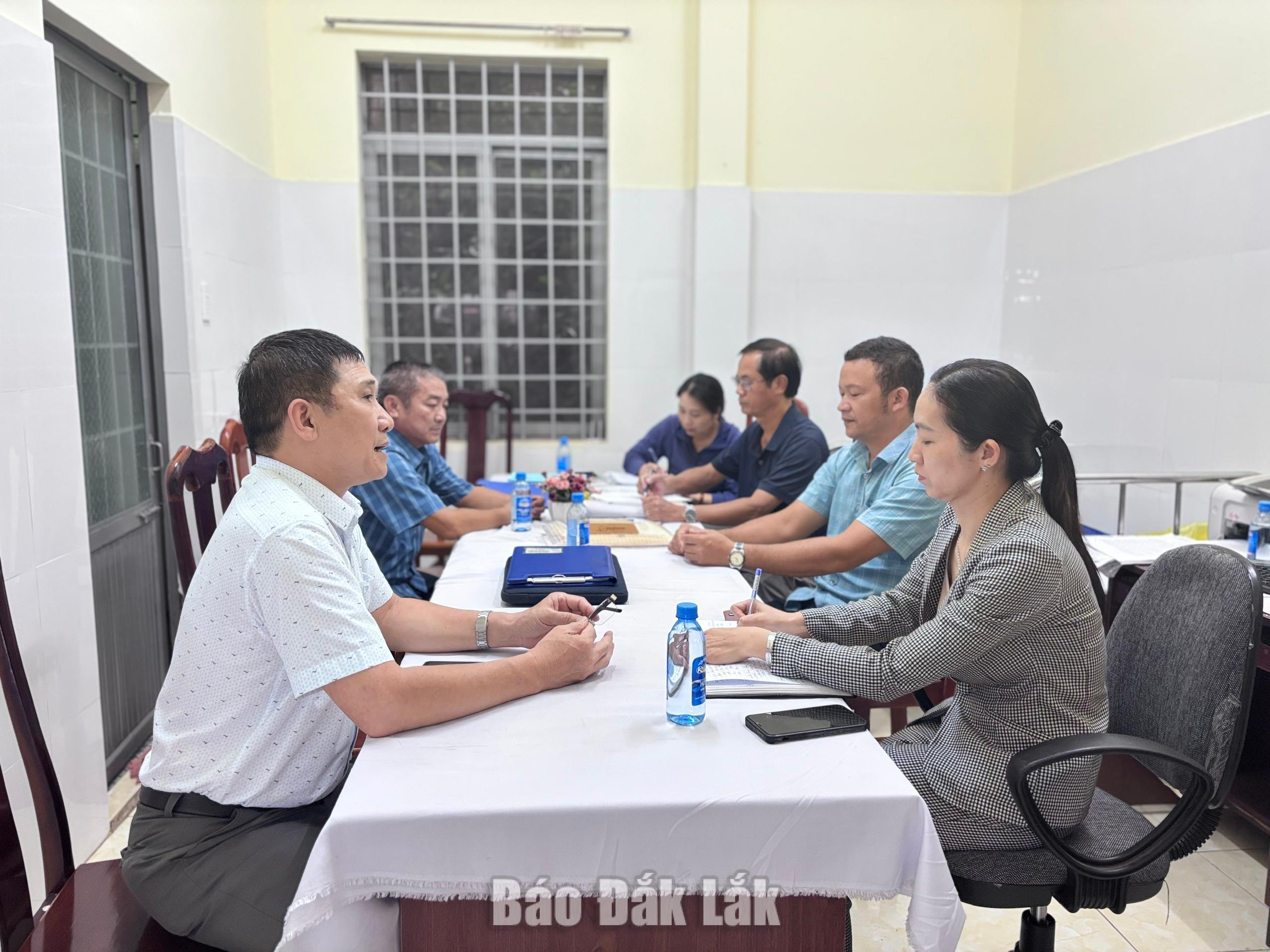 Ghi nhận một trường hợp mắc bệnh sởi tại phường Buôn Hồ 1 Trung tâm Kiểm soát bệnh tật tỉnh làm việc với Trạm Y tế phường Buôn Hồ về công tác giám sát, phòng, chống bệnh sởi.