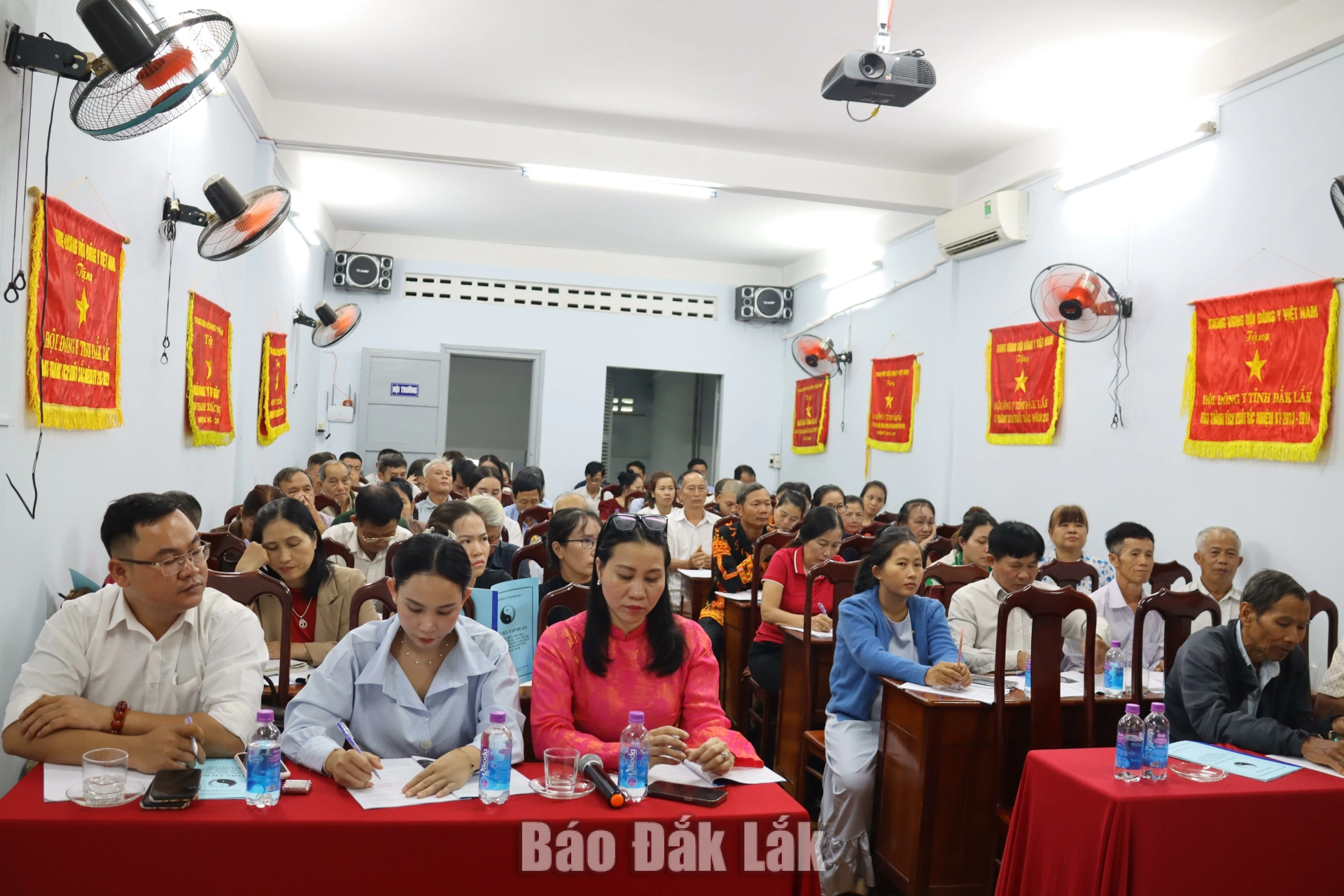 Tập huấn nhận biết, sử dụng cây thuốc Nam cho hơn 70 hội viên Hội Đông y tỉnh 1 Đại biểu tham dự tập huấn.