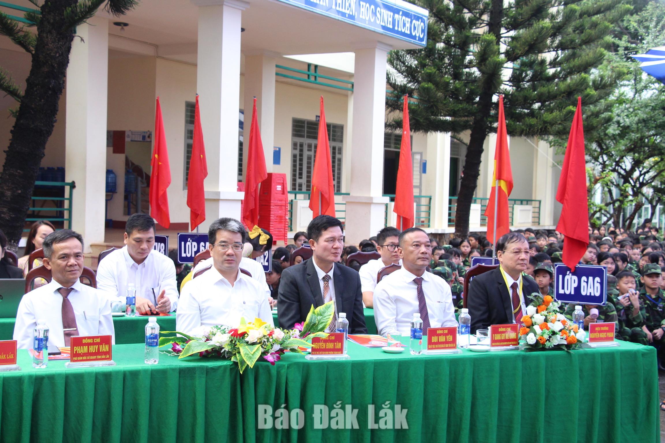 Đại biểu tham dự buổi lễ.