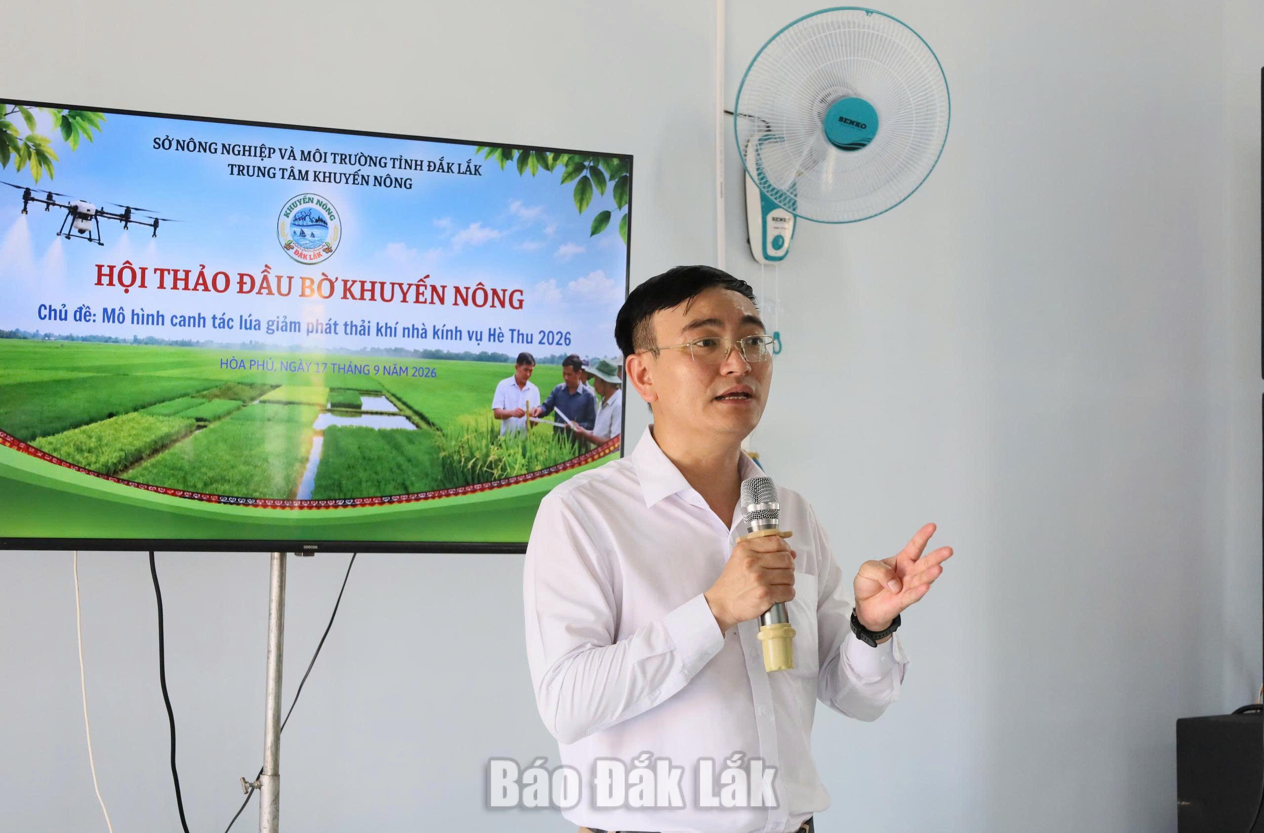 Hiệu quả kép từ mô hình canh tác lúa giảm phát thải khí nhà kính 1 Ông Đinh Văn Đang, Giám đốc Trung tâm Khuyến nông tỉnh phát biểu tại hội thảo.