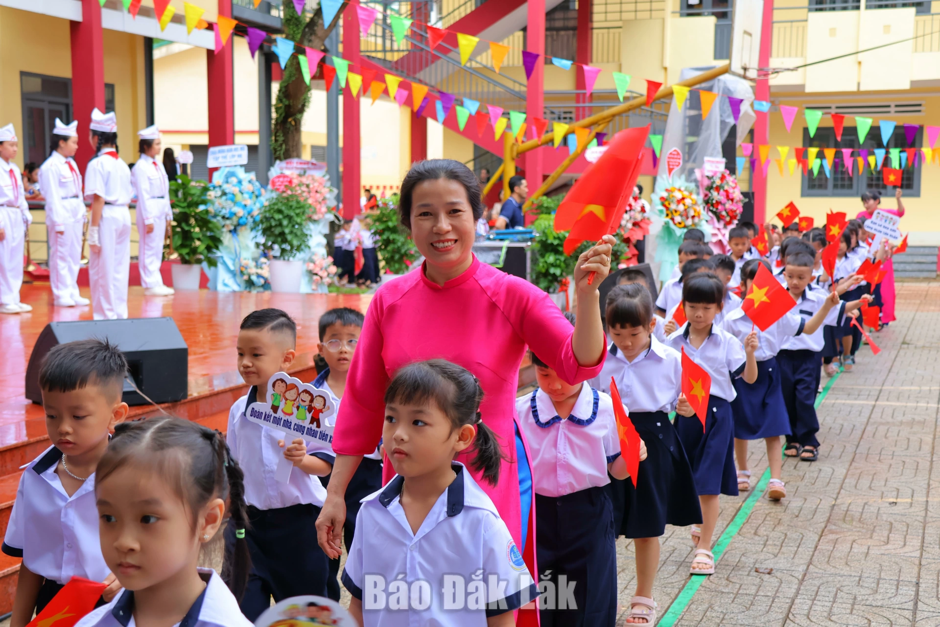 Nhà trường chào đón khối học sinh lớp 1 và lớp 6 trong ngày khai giảng.