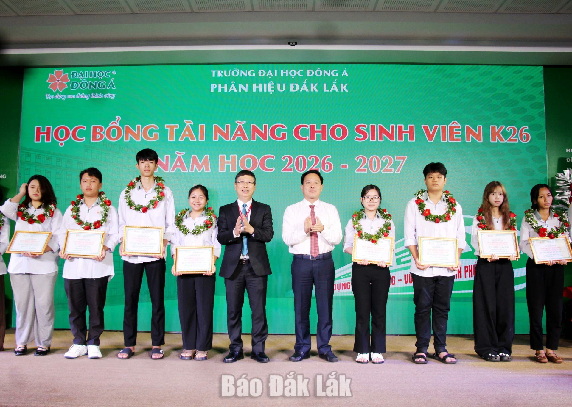 Lãnh đạo nhà trường và Sở Giáo dục và Đào tạo trao học bổng cho các tân sinh viên. 