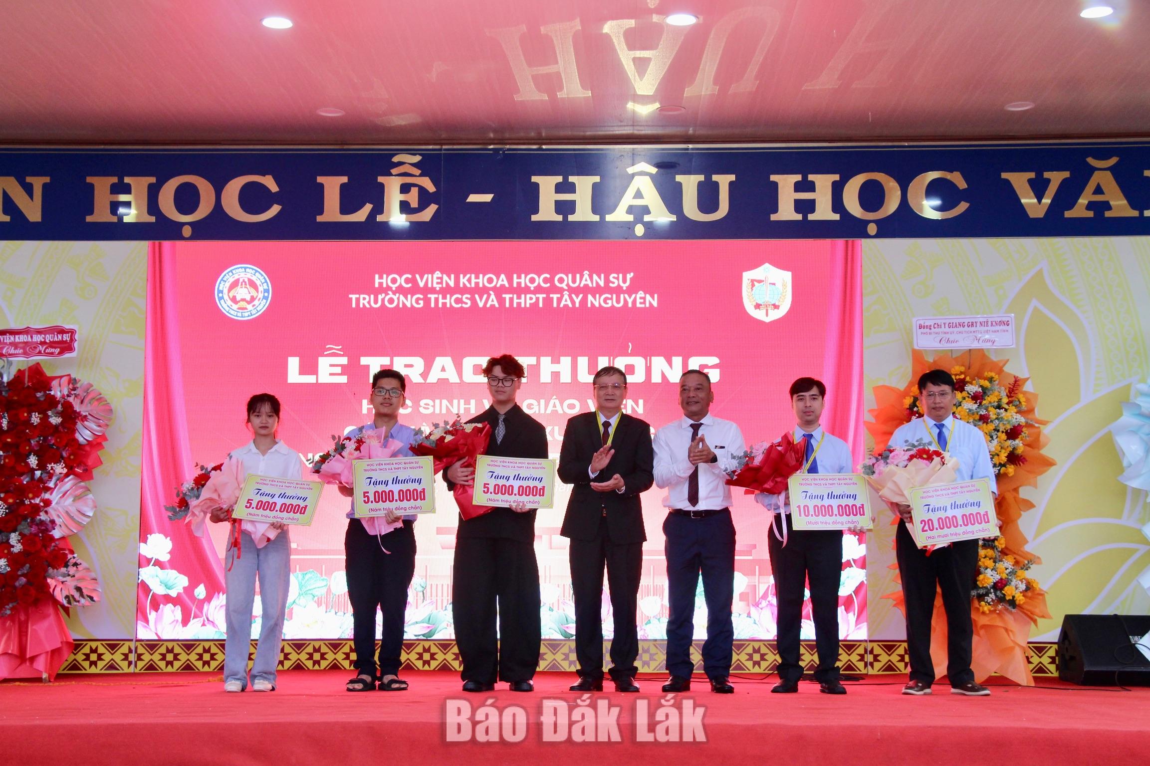  Phó Bí thư Tỉnh ủy, Chủ tịch Ủy Ban MTTQ Việt Nam tỉnh Y Giang Gry Niê KnơngLãnh đạo Trường THCS và THPT Tây Nguyên trao phần thưởng cho giáo viên có thành tích trong kỳ thi tốt nghiệp THPT năm 2026.