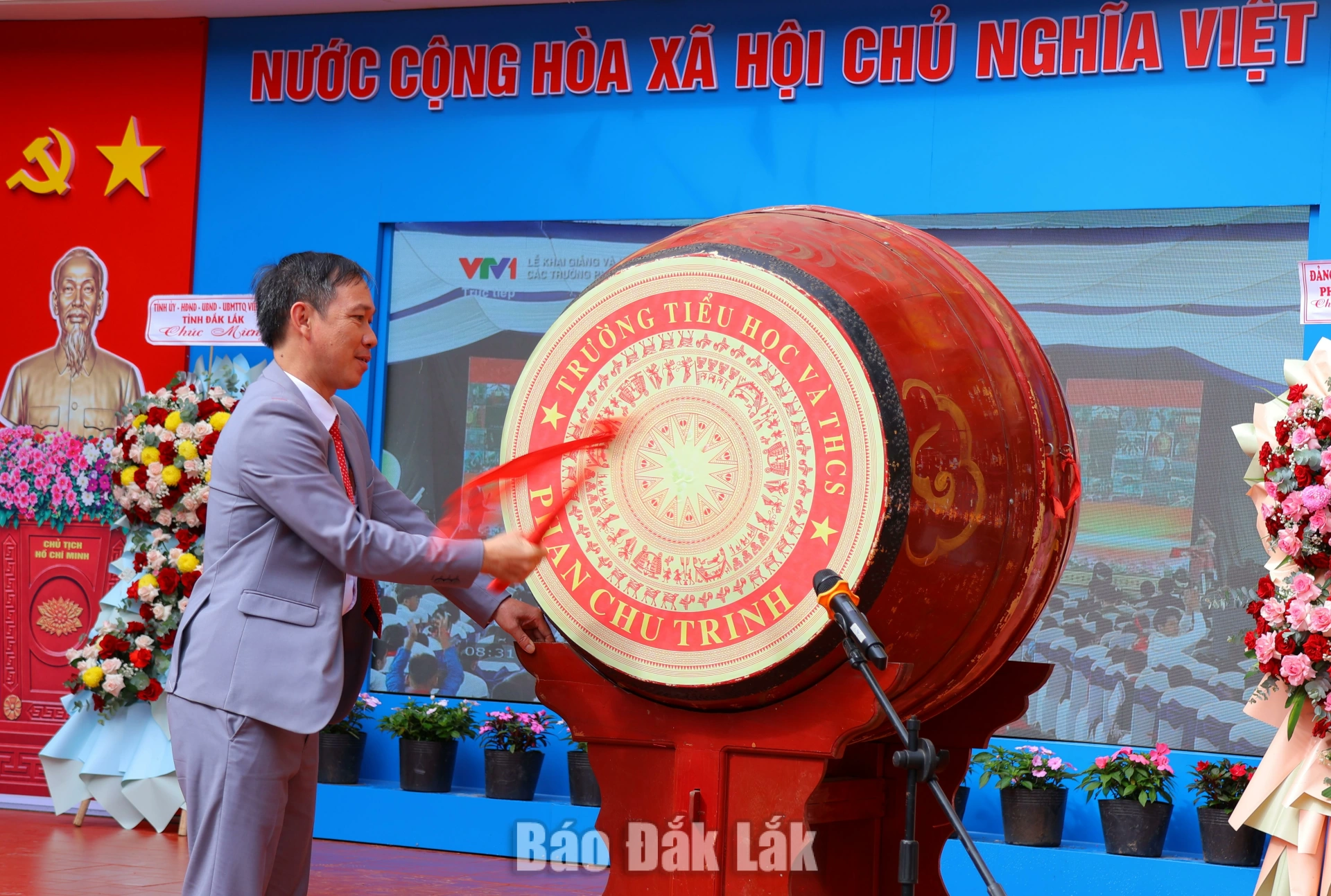 Thầy Võ Ngọc Nam, Hiệu trưởng Trường TH&THCS Phan Chu Trinh đánh trống khai giảng năm học mới.