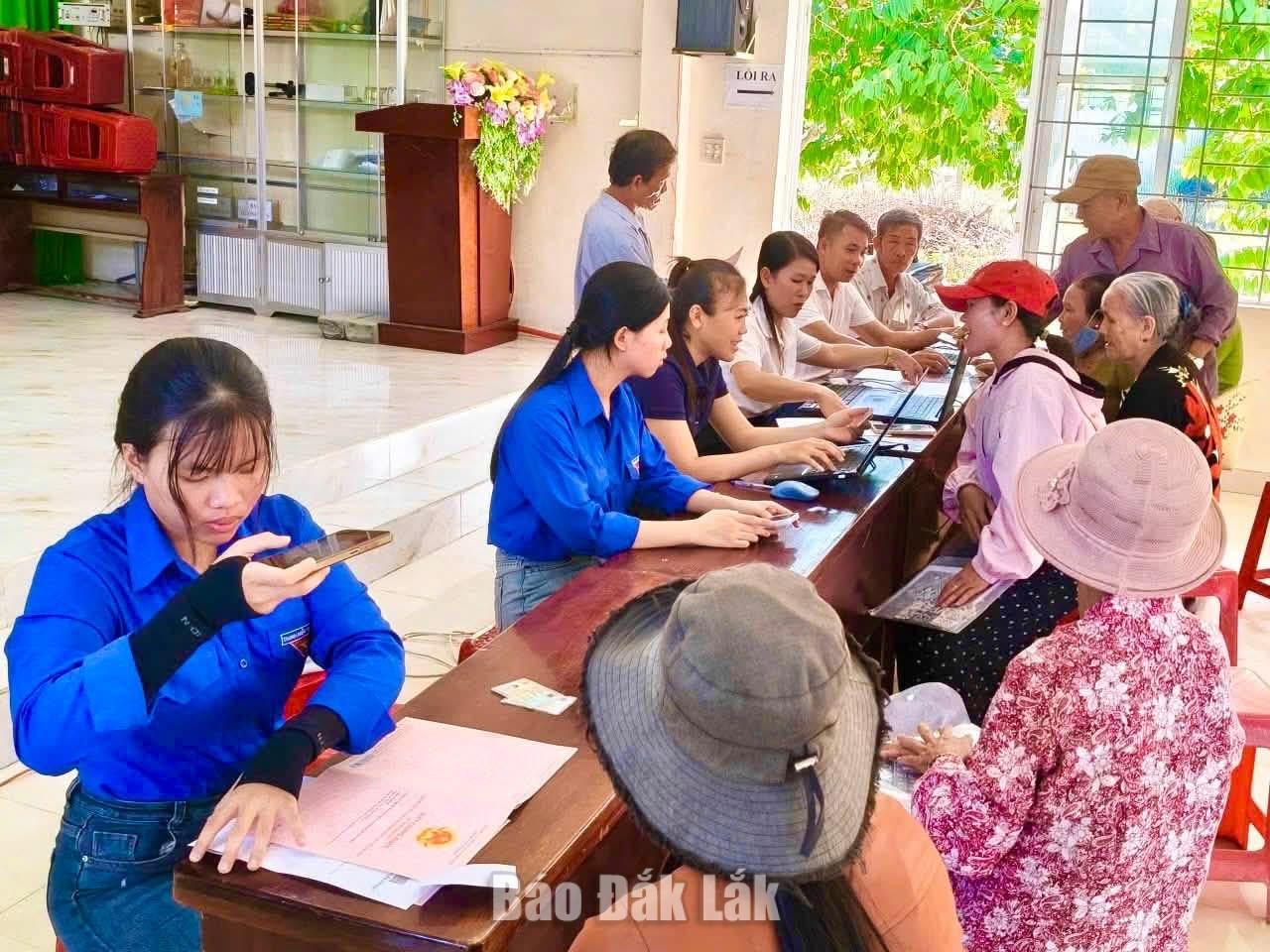 Tuy An Đông bứt phá trong chuyển đổi số 3 Đoàn viên thanh niên hỗ trợ người dân thu thập và làm sạch dữ liệu đất đai trên địa bàn xã.