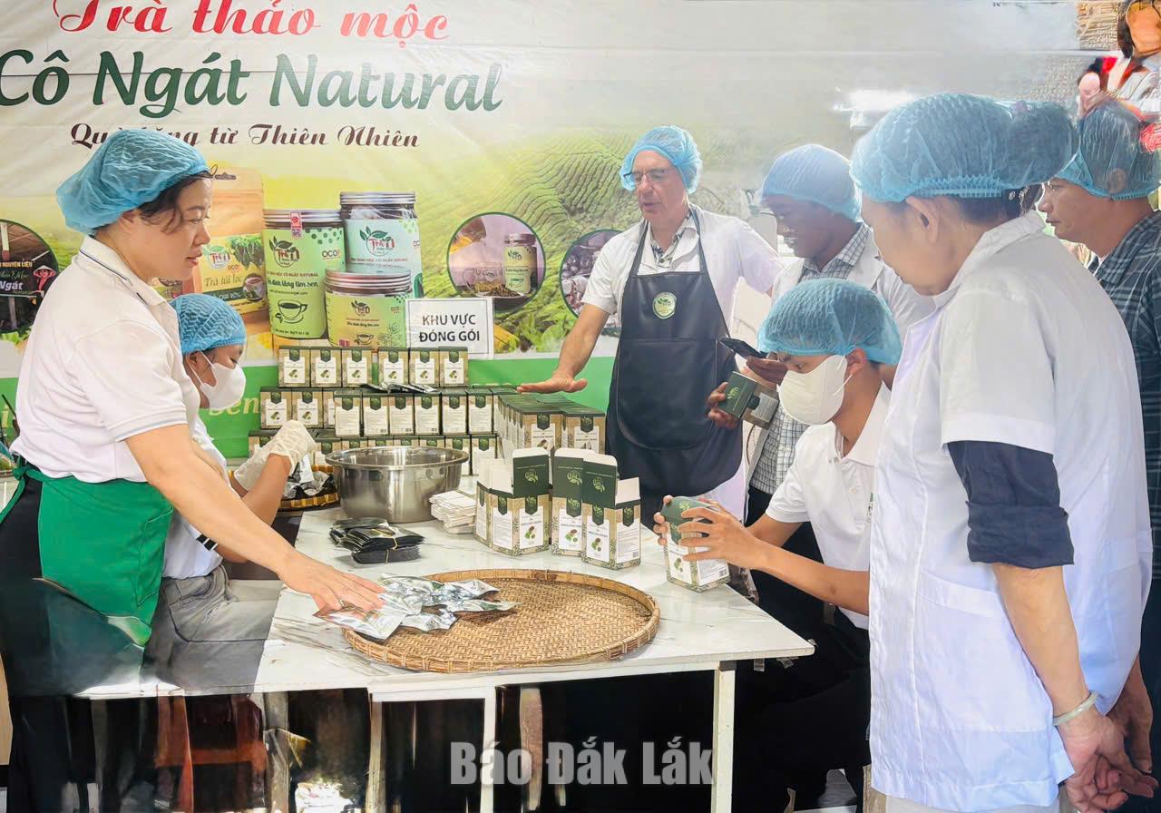 Sản xuất trà thảo mộc tại HTX Thảo mộc Cô Ngát Natural (phường Buôn Ma Thuột).