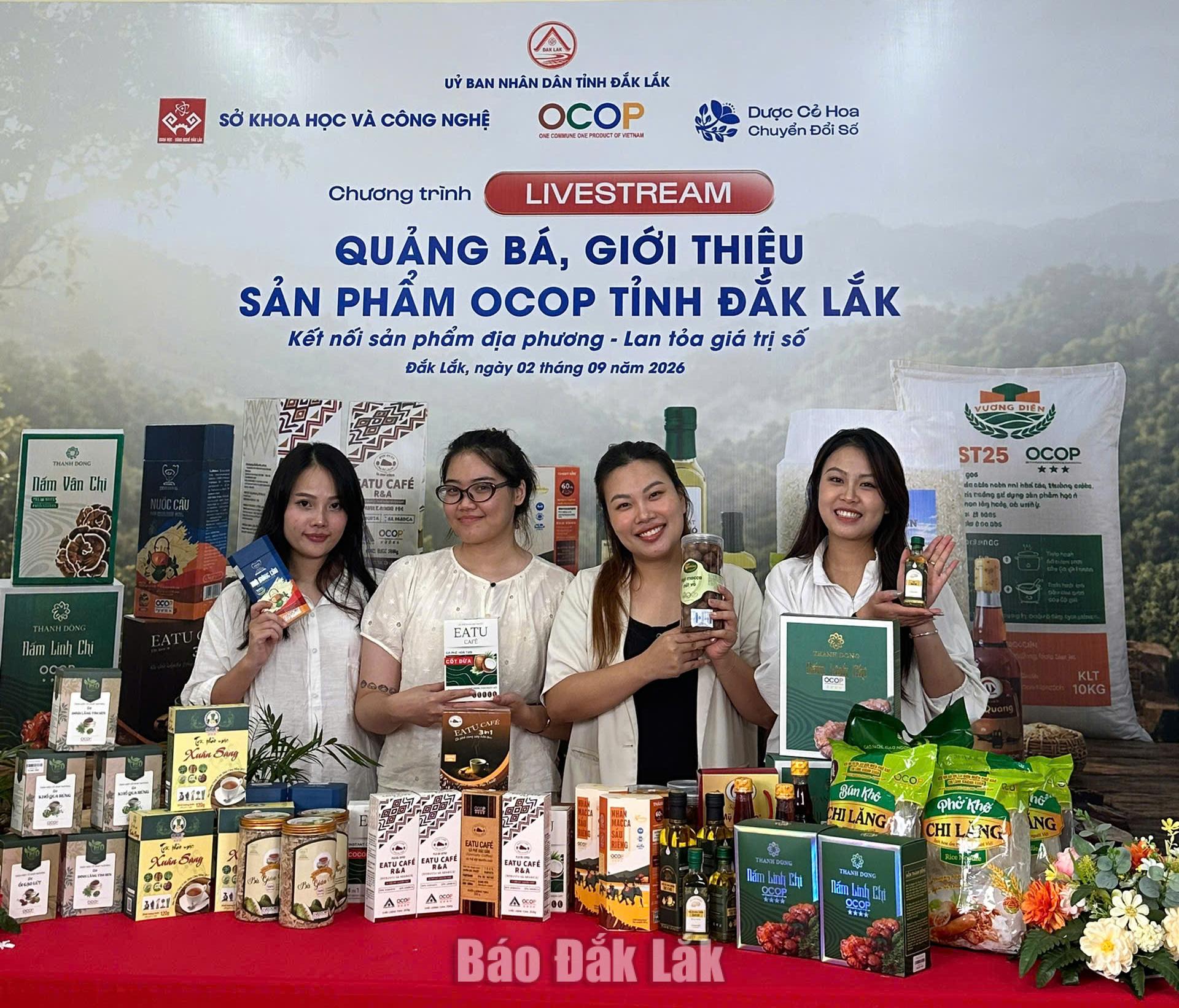 Sản phẩm OCOP được livestream bán hàng trên nền tảng số.