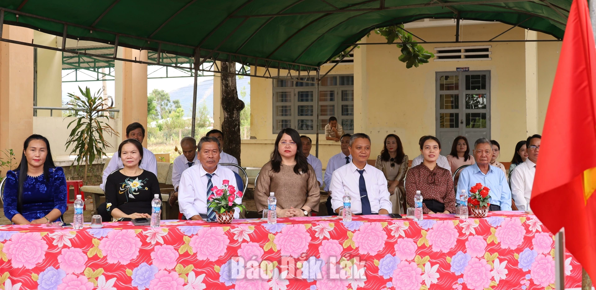 Các đại biểu dự lễ khai giảng.