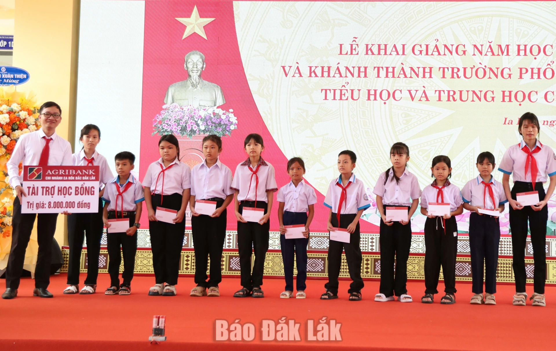 Các em học sinh có hoàn cảnh khó khăn được trao học bổng của Agribank Chi nhánh Ea Rốk Bắc Đắk Lắk.