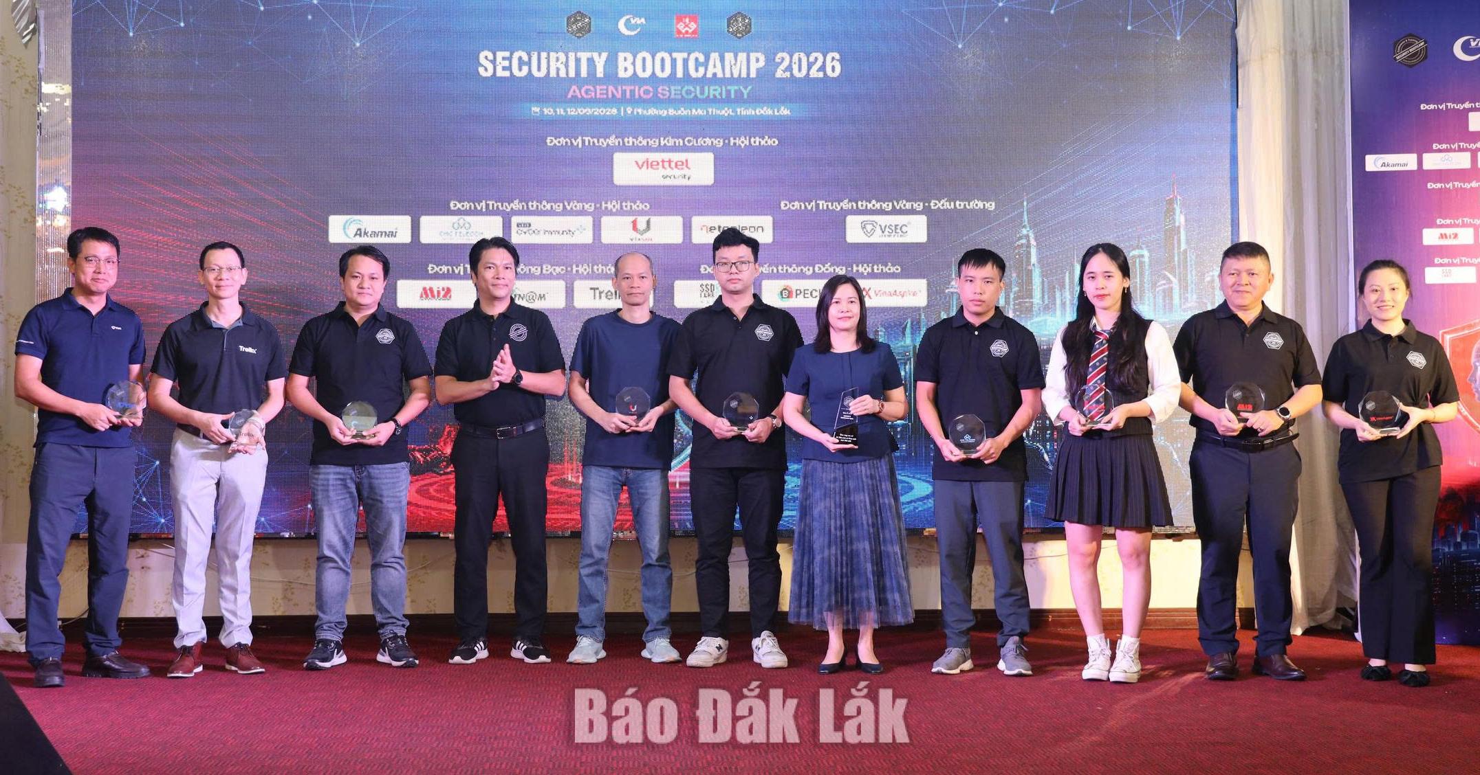 Ban tổ chức tặng kỷ niệm chương cho các đơn vị tham dự sự kiện.
