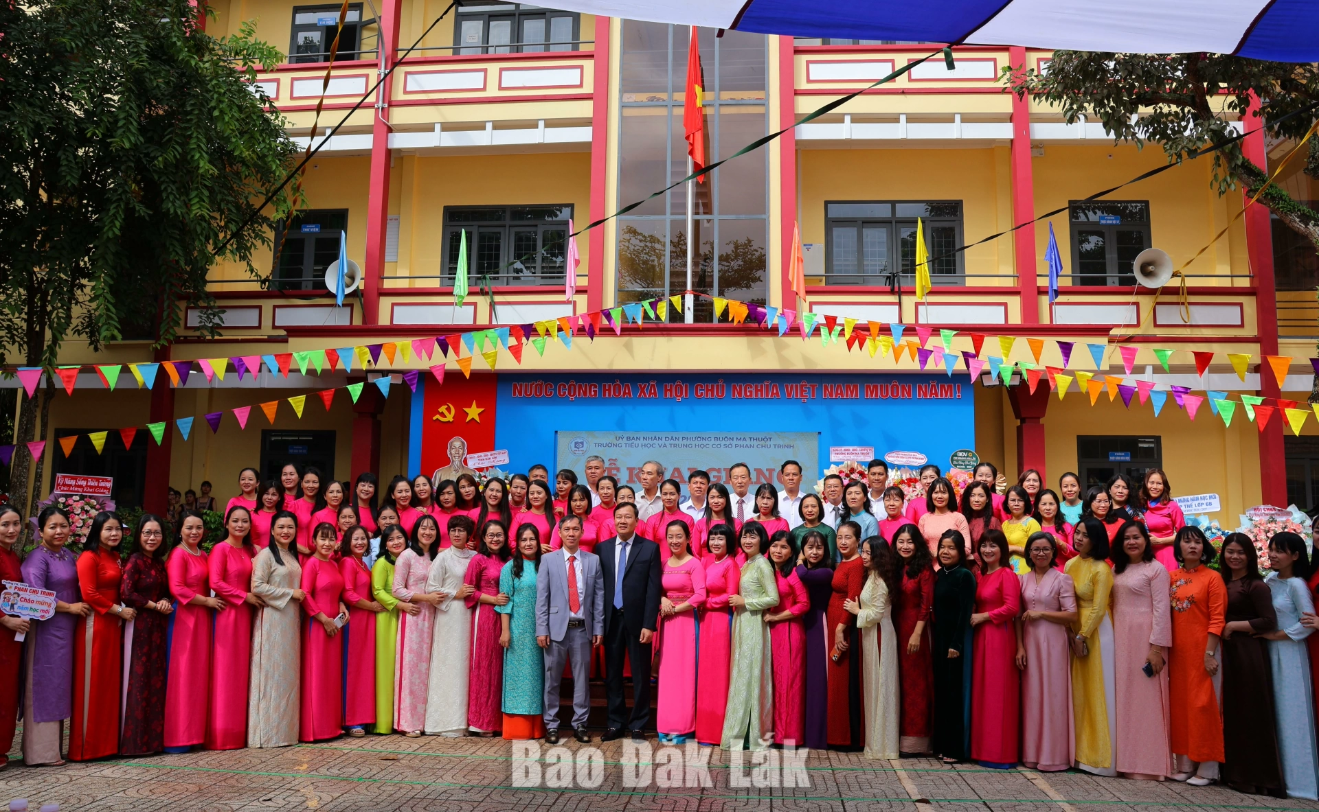 Các đại biểu cùng chụp hình lưu niệm tại lễ khai giảng.