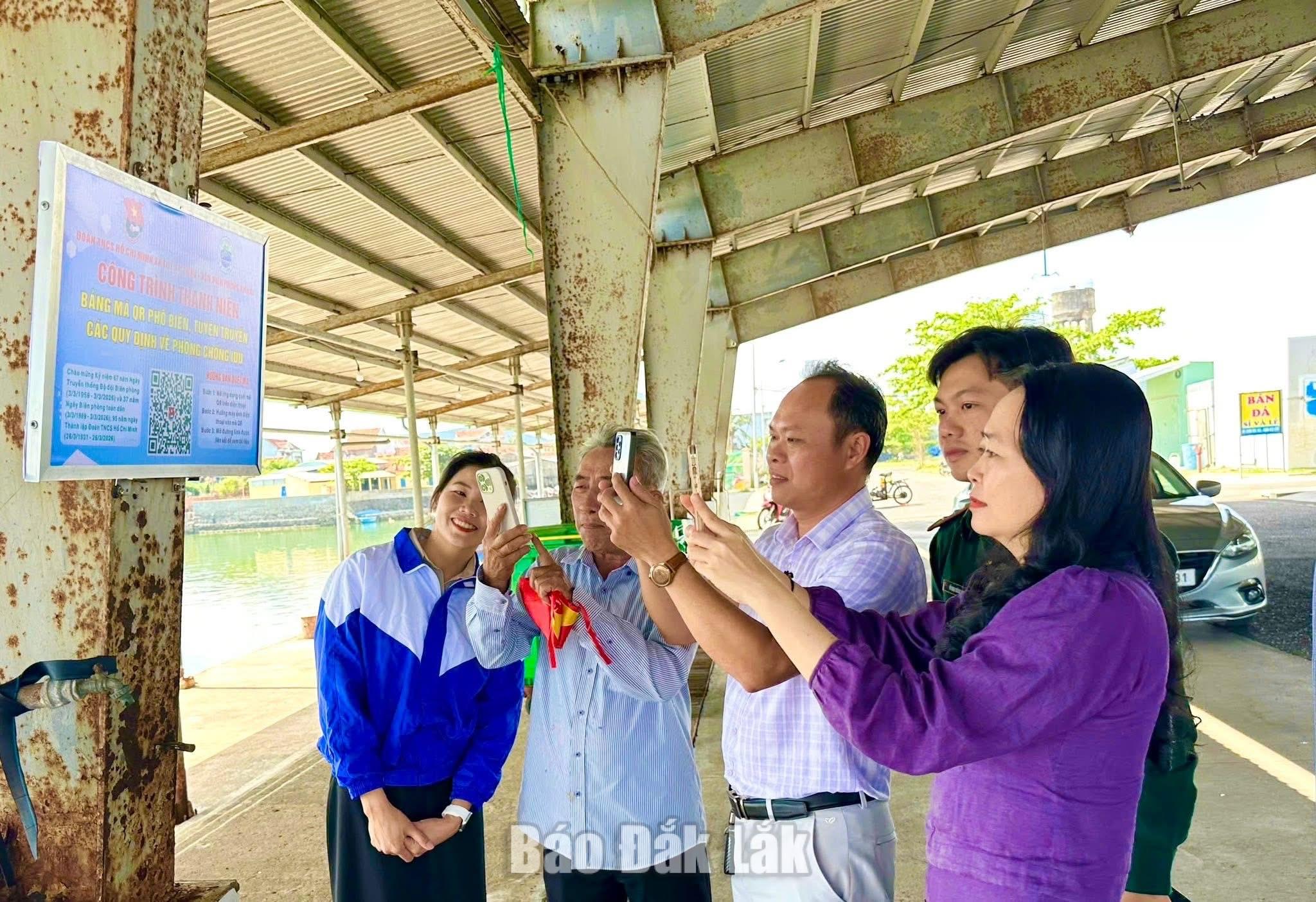 Tuy An Đông bứt phá trong chuyển đổi số 2 Mô hình “Số hóa pháp luật – Đồng hành cùng ngư dân vươn khơi” ở xã Tuy An Đông đã mang lại nhiều tiện lợi cho ngư dân.