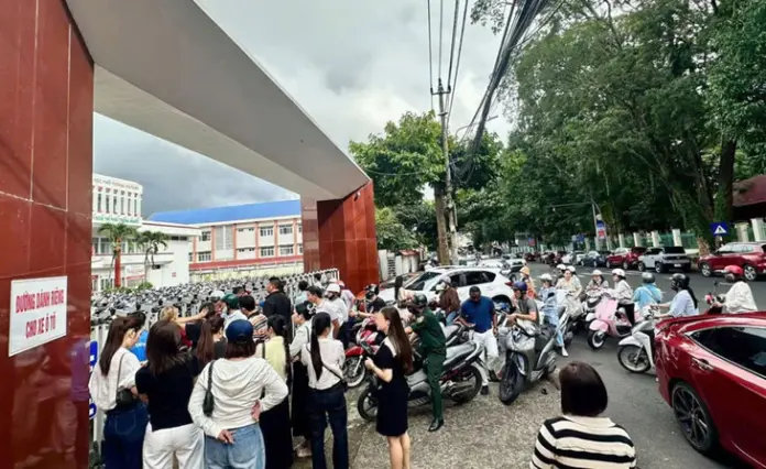 Bài học bên ngoài cổng trường