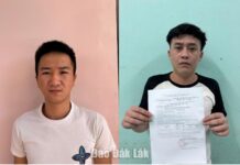 Bắt tạm giam 2 bị can dùng điện thoại giả đánh tráo hàng thật Bắt tạm giam 2 bị can dùng điện thoại giả đánh tráo hàng thật
