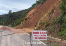 Cảnh báo nguy cơ sạt lở tại đèo Phượng Hoàng Cảnh báo nguy cơ sạt lở tại đèo Phượng Hoàng