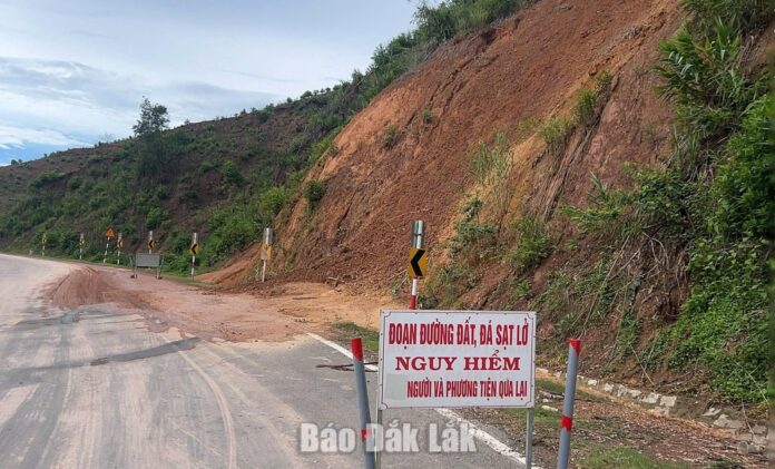 Cảnh báo nguy cơ sạt lở tại đèo Phượng Hoàng Cảnh báo nguy cơ sạt lở tại đèo Phượng Hoàng