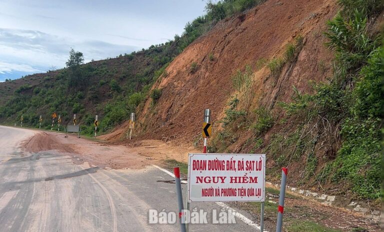 Cảnh báo nguy cơ sạt lở tại đèo Phượng Hoàng