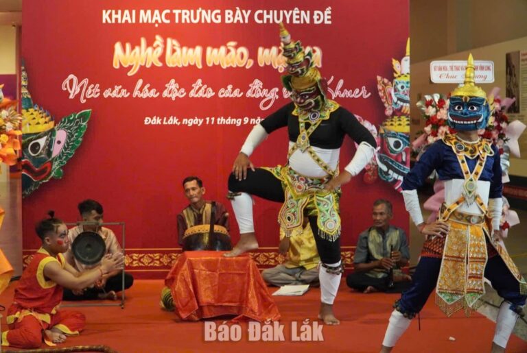 Khai mạc trưng bày chuyên đề nghề làm mão, mặt nạ