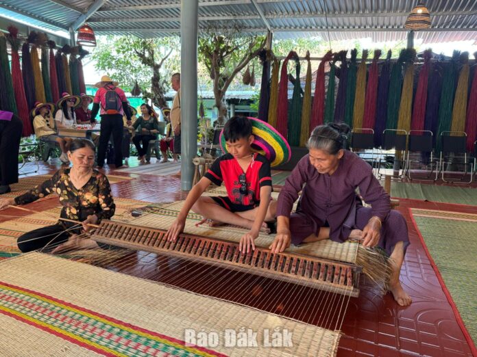 Khi di sản văn hóa thành sản phẩm du lịch Khi di sản văn hóa thành sản phẩm du lịch