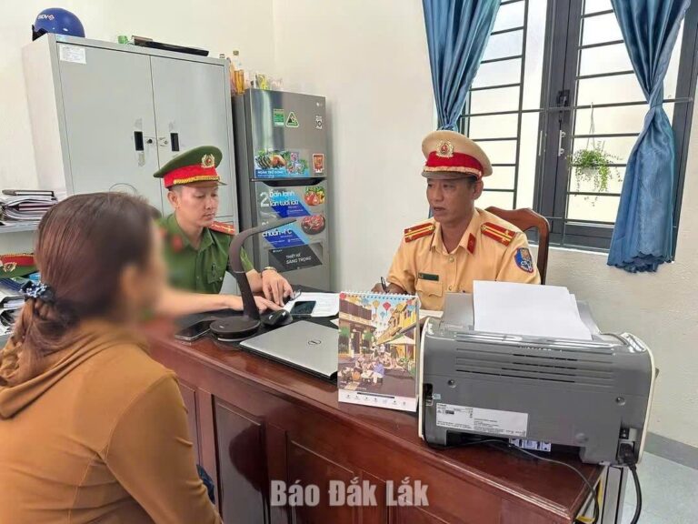 Lập biên bản xử phạt tài xế ô tô đi ngược chiều từ phản ánh của người dân
