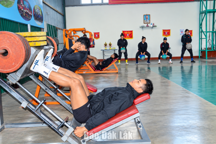 Nâng cao sức mạnh đội tuyển kéo co - đẩy Nâng cao sức mạnh đội tuyển kéo co - đẩy gậy