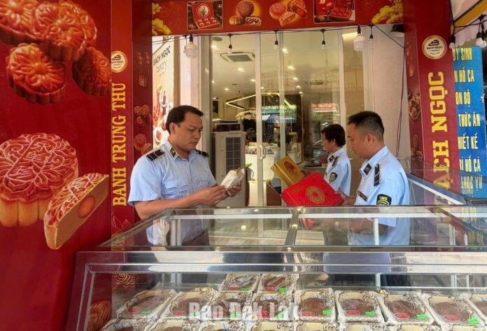 Phạt hành chính 8 cơ sở vi phạm về an Phạt hành chính 8 cơ sở vi phạm về an toàn thực phẩm