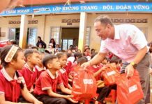 Phó Bí thư Tỉnh ủy Y Giang Gry Niê Knơng tặng quà Trung thu cho học sinh tại xã Krông Búk và Ea Hiao Phó Bí thư Tỉnh ủy Y Giang Gry Niê Knơng tặng quà Trung thu cho học sinh tại xã Krông Búk và Ea Hiao