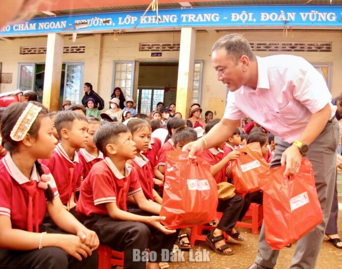 Phó Bí thư Tỉnh ủy Y Giang Gry Niê Knơng tặng quà Trung thu cho học sinh tại xã Krông Búk và Ea Hiao